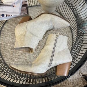 Coconuts by Matisse Going West Ankle Boots in White | Size 8.5